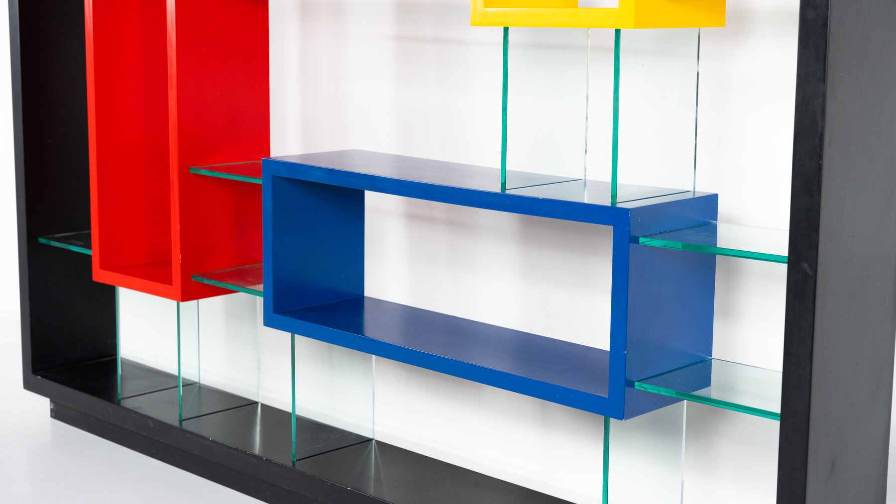 Post Modern Bookcase, Thick Glass and Lacquered Wood by Carlo Montini