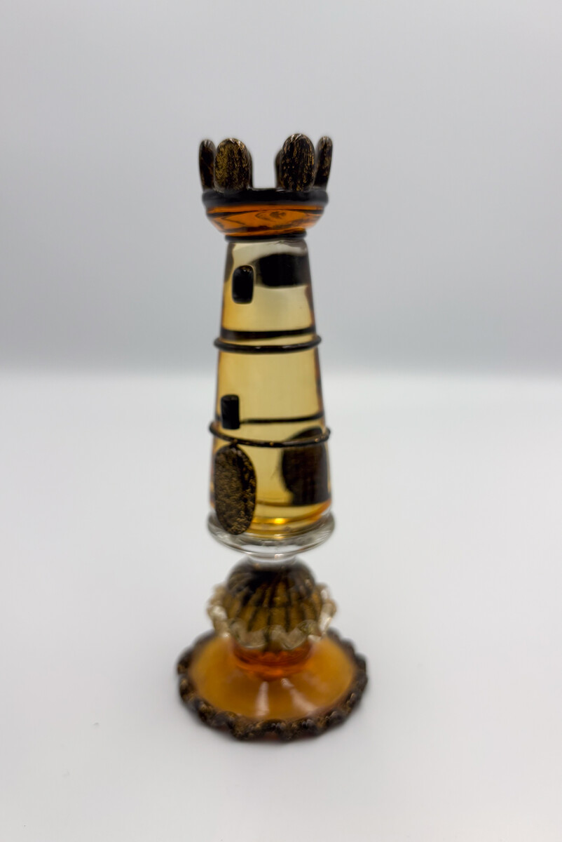 Rare Chess Set Composed of 32 Solid Amber Glass Pieces, finished in white or black pâte de verre, with gold leaf decoration, Pauly & C, Murano, 1930s