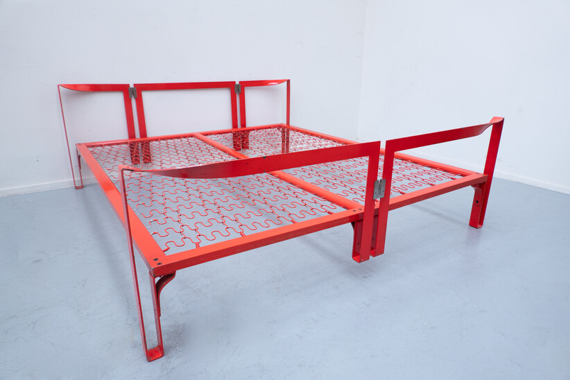Vanessa Bed by Tobia Scarpa for Gavina,  Red metal,Italy,1950s